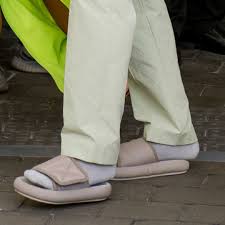 You'd think kanye west would not get shut down when he ordered a pair of yeezy slides, but the ones he wore to 2 chainz' wedding were waaaay 2 small. Duft Morgenovelser Abnorm Kanye West Wedding Slippers Afslappet Drastisk Bevise
