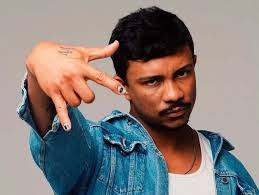 Feriado com noite de rap com Xamã e Poesia Acústica