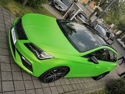 Hohe flexibilität, dehnbar durch wärme. Autofolierung Metallic Grun Matt Car Wrapping Wegaswerbung