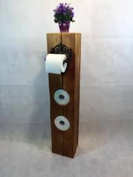 Der Wc Rollenhalter Wurde In Handarbeit Aus Einem Mindestens 150 Jahre Alten Holzbalken Wc Rollenhalter Klopapi Alte Holzbalken Wc Rollenhalter Rollenhalter