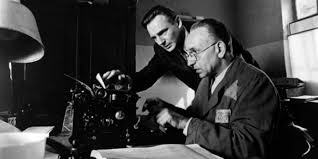 Oskar schindler, un industriel allemand, a compris, en 1939, que l'occupation de la pologne pouvait lui procurer des occasions de s'enrichir. La Liste De Schindler De Steven Spielberg Le Noir Et Blanc Sert L Emotion