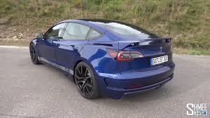 Së fundmi ka vënë një rekord ku një të katërtën e miljes e ka përshkuar për vetëm 9.25 sekonda. Here Is A Modified Tesla Model 3 Driven On A Racetrack By Popular Youtuber Autoevolution