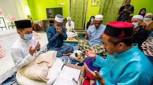 Penghulu yang mengaku hanya melihat sule melalui layar kaca kini merasakan perasaan sule saat akan melangsungkan akad nikah. Tetap Nikah Musim Pkp