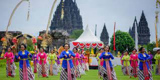 Pola lantai dengan menggunakan garis lurus dan garis lengkung biasanya tarian yang berhubungan dengan hal magis atau keagamaan. Pola Lantai Pengertian Tujuan Dan Jenisnya Halaman All Kompas Com
