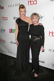 pin auf naturlich graues haar