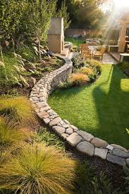 Retaining Wall For Side Yard From Drive Down To Backyard Origineller Sichtschutz Im Garten Bequeme Sitzecke Im Aussenbereich Garten Garten Terrasse Und Landschaftsgestaltung