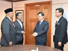 Barang siapa dengan sengaja dan melawan hukum memiliki barang sesuatu yang seluruhnya atau sebagian adalah kepunyaan orang lain, tetapi yang ada dalam kekuasaannya bukan. Status Dua Adun Bersatu Pulau Pinang Akan Ditentukan