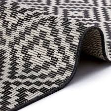 Das wasserfeste material aus kunstfasern lässt feuchtigkeit schnell trocknen, was den teppich besonders praktikabel in der reinigung macht. Design In Outdoor Teppich Breeze Schwarz Creme Teppich Boss