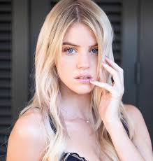 È nota come tempio dell'itale glorie per le numerose sepolture di sommi artisti, letterati e scienziati che racchiude Sara Croce Altblonde