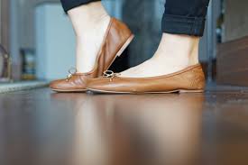 The shoe has an elastic band that helps to stay on your feet. Sam Edelman Felicia Flats In Saddle Leather One Year Use Review Raincouver Beauty