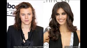 With his dating history, we wouldn't be surprised! Harry Styles Sparks Sara Sampaio Dating Rumors After Pictured Hugging And Kissing Youtube