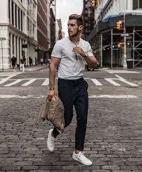 Aber auch mit shirts in senfgelb, beige und weiß können wir zurzeit ganz weit vorne in der modewelt mitspielen. Wie Weisses T Shirt Mit Schwarzer Hose Zu Kombinieren 151 Herren Outfits Heiss Wetter 2021 Lookastic