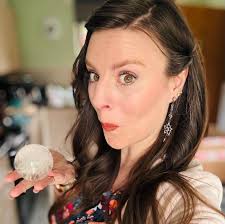 Does anyone know of any step by step decorating tutorials? I tried taking  inspo from so many wonderful valleys