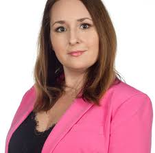 Dziś patrzę na moją 21-letnią córkę i wiem, że tamte małe rączki, które  kiedyś tak mocno trzymały moją dłoń, ukształtowały kobietę, z której jestem  dumna❤️ Te chwile naprawdę były warte każdej pomazanej