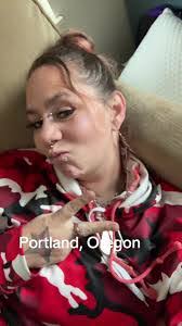 Amanda Sager's Instagram, Twitter & Facebook