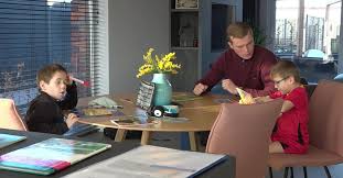 Ouders huren pabostudent in om kinderen thuis les te geven