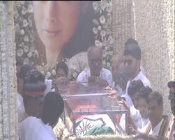 Watch the video to see what she has to say about the same. Sridevi Funeral Janhvi Kapoor Is Inconsolable As She Stands By Her Mother For The Last Time Pinkvilla