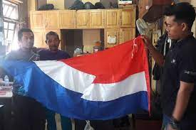 Setiap tanggal 19 september, masyarakat surabaya mengenang peristiwa perobekan bendera belanda di hotel yamato. Polisi Dan Warga Turunkan Paksa Umbul Umbul Mirip Bendera Belanda
