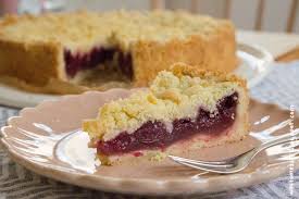 Der boden und die streusel bestehen aus dem selben teig und dazwischen kommen einfach kirschen, bei denen der saft mit puddingpulver aufgekocht und angedickt wird. Wos Zum Essn Kirschentraum Mit Knusperhaubchen Kirsch Streusel Kuchen Mit Kirschpuddingschicht Vegan