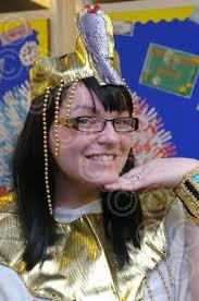 19052755-FP_BH_1583_11 3. 11. 11 WORLD WK GILWERN SCH Reporter: Kath  Skellon Aboriginal style art at Gilwern Primary School during the school s  World Week project. From the left: Fraeya Phillips, Ma