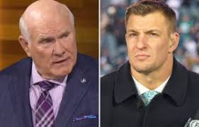 Jason Kelce leaves ESPN viewers in laughter with remark about his moobs in  new shirt just seconds into MNF debut