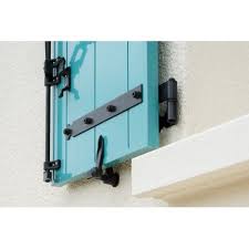 Volet Battant A Frises Verticales Et Fermeture Par Espagnolette Volet Battant Maison De Campagne Francaise Volets Battants Aluminium