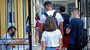 Προτεραιότητα στα δωρεάν self test θα έχουν οι μαθητές κάτω των 18 ετών και οι εκπαιδευτικοί, καθώς η κυβέρνηση εντάσσει το τεστ στον σχεδιασμό για άνοιγμα των σχολείων, καταρχήν από τα λύκεια. Anoigma Sxoleiwn Pros Flebarh H Epistrofh Sta 8rania Gia Gymnasia Kai Lykeia Ston Pago H Estiash