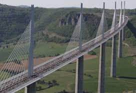 Displays, scale models and a film on the structure's construction, functioning and use. Millau Aveyron Millau Des Parrains Et Un Plateau Elites De Renom Pour La Course Eiffage Du Viaduc