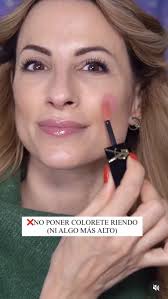 Clara Cervera, maquilladora, sobre el uso del colorete a los 40 años: “No  te rías al ponerlo, potencias la caída de la cara”