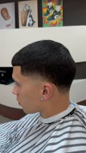 “Low taper ameryczka! 💈🔥 Sprawdź tego taper fade’a. Kto następny na  świeży look? 💇‍♂️ #TaperFade #ZawszeNaCzasie #BarberLife #ŚwieżeCięcie”