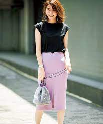 パープルに黒を合わせるとクールビューティーになる 大人配色で仕上げる休日コーデ 画像 ハイストリートファッション ファッション 秋 のファッショントレンド