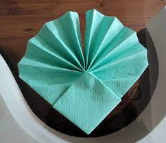 Découvrez nos idées pour une jolie table de pâques ! Cuillere Gourmande Pliage Serviette Papier Pliage Serviette Pliage Serviette Papier Facile