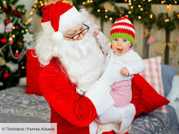 Un cadeau de noël maman unique et touchant ! Assis Sur Le Pere Noel Cet Enfant Appelle A L Aide En Langue Des Signes Femme Actuelle Le Mag