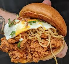 Bukan pakai patty daging, burger yang satu ini menggunakan campuran ayam goreng crispy, indomie goreng dan telur. Auto Ngiler Burger Australia Ini Diisi Ayam Goreng Plus Indomie Goreng