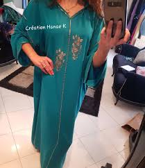 L Image Contient Peut Etre Une Personne Ou Plus Et Personnes Debout Fashion Cold Shoulder Dress Shoulder Dress