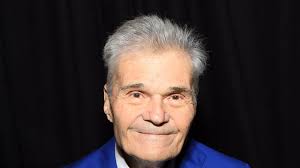 Fred Willard, who played Leon's partner and eventual husband Scott in 8  episodes, dead at 86 : r/roseanne