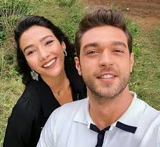Ferit y Seiran Linda pareja,quieres saber el nombre de la novela...?