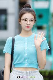 162 cm (5 ft 3¾ in) weight: í¬í† ì¸ìŠ¤íƒ€ ë¦¬ì•„ ì•ˆê²½ìœ¼ë¡œ ë¯¸ëª¨ ì—… ë®¤ì§ë±…í¬ ì¶œê·¼ê¸¸
