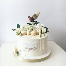 Pracownia How Sweet Na Instagramie Tort Na Komunie Caly W Bieli Cake Tort Tortnakomunie Tortkomunijny Mak Metallic Wedding Cakes Cake Baptism Cake