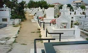 Ενισχύθηκαν οι πυροσβεστικές δυνάμεις που επιχειρούν στην φωτιά που ξέσπασε νωρίτερα σε αγροτική έκταση στο καλέντζι. Bandaloi Espasan Tafo Sto Koimhthrio Sto Kalentzi Korin8ias Fwto Loutrakiblog