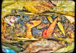 Setelah bumbu dan bahan makanan dibungkus pakai daun pisang, proses berikutnya adalah membakar bungkusan ke atas api hingga matang dan mengering. Cara Membuat Pepes Ikan Kembung Daun Singkong Resep Enyak