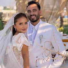 فارق السن بين نيللي وهشام ليس كبيرا كما روج البعض فهي من مواليد 18 ديسمبر 1974، بينما العريس من مواليد 29 مايو 1982، وتكبُر الفنانة زوجها الثالث بـ 8 أعوام فقط. Xthk35yffugfom