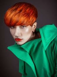 Quiso frenar la calvicie y se convirtió en mujer