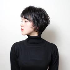 黒髪ベリーショートで圧倒的オーラを放つ おしゃれな魅力を解説 hair ベリーショート 黒髪 モテ ヘアスタイル 黒髪パーマ