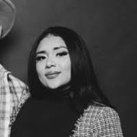 Laurie Flores's Instagram, Twitter & Facebook