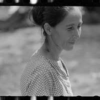 Ukjent kvinne i bunad med et barn på fanget. Norge. Foto av Håkon  Prestkværn