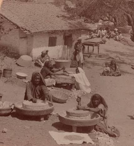 Traditional life in India— Women grinding at the mills. Photograph circa 1902. #History #India #VintageTimes