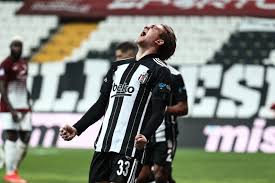 Dakikada bu kez beşiktaşlı rıdvan yılmaz sakatlık yaşadı. Besiktas Tan Lig Tarihinde Bir Ilk Trt Spor Turkiye Nin Guncel Spor Haber Kaynagi