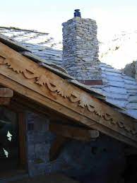 eclats de pierre de luserna pour habillage conduit cheminee chalet de montagne
