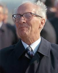 Liebe Genossinnen und Genossen, ich behaupte mal, das wird zum Bumerang  allen voran für Friedrich Merz, der mittlerweile alle Wahlversprechen  gebrochen hat. Darüber hinaus gibt es noch ein paar Klassiker wie: „Die